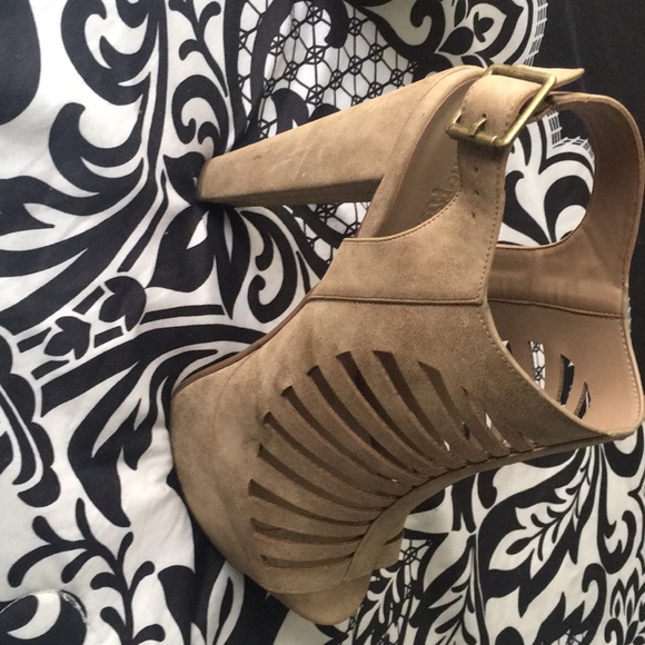 Heels - Picture 3 of 3